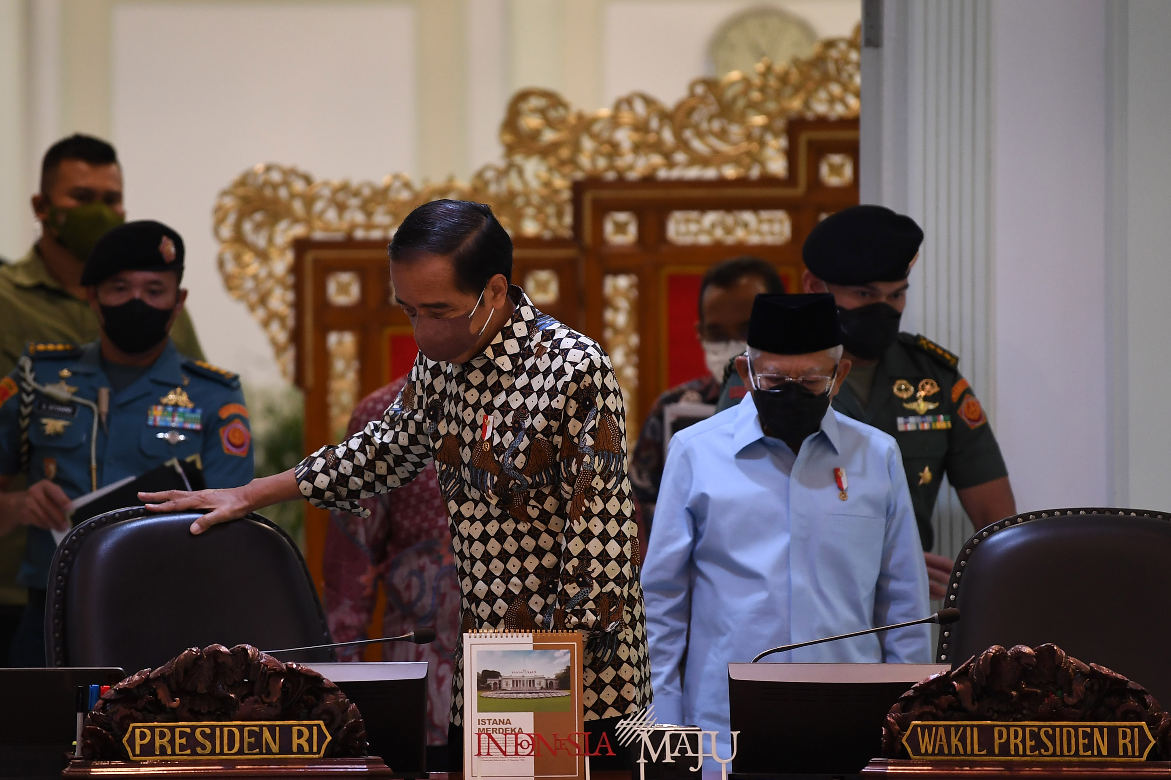 Presiden Jokowi Pimpin Rapat Terbatas Evaluasi PPKM