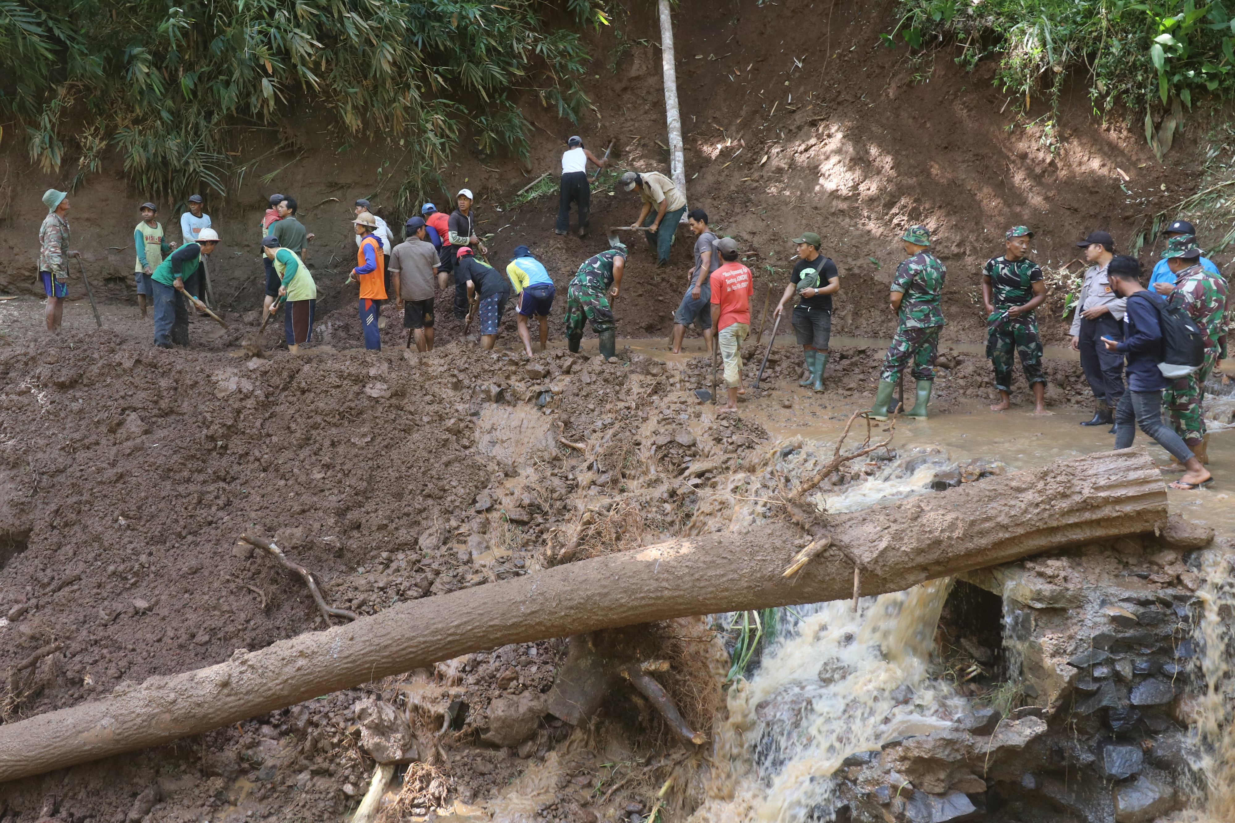 Jalan Putus Akibat Longsor di Kediri