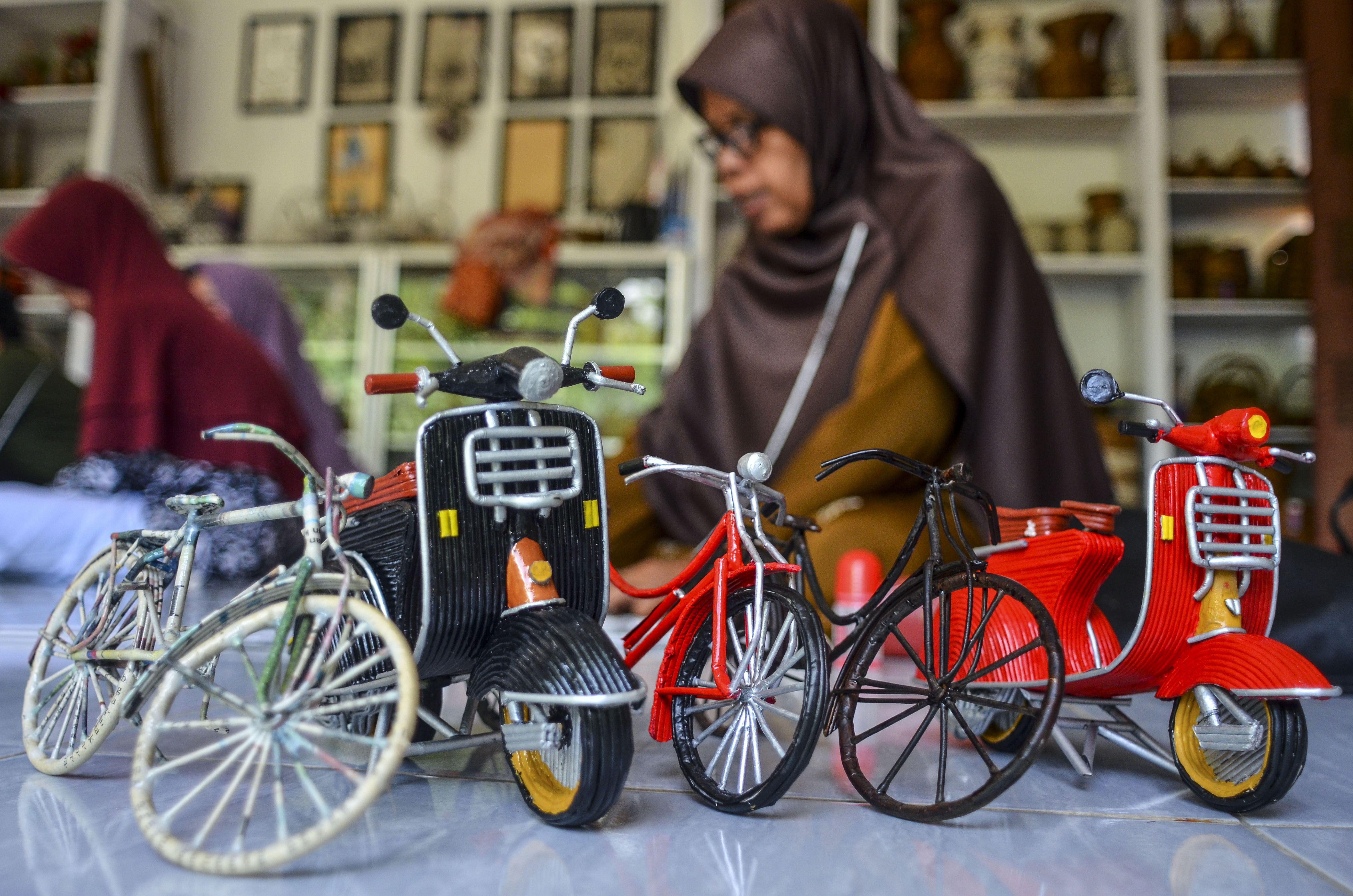 Kerajinan Berbahan Limbah Kertas