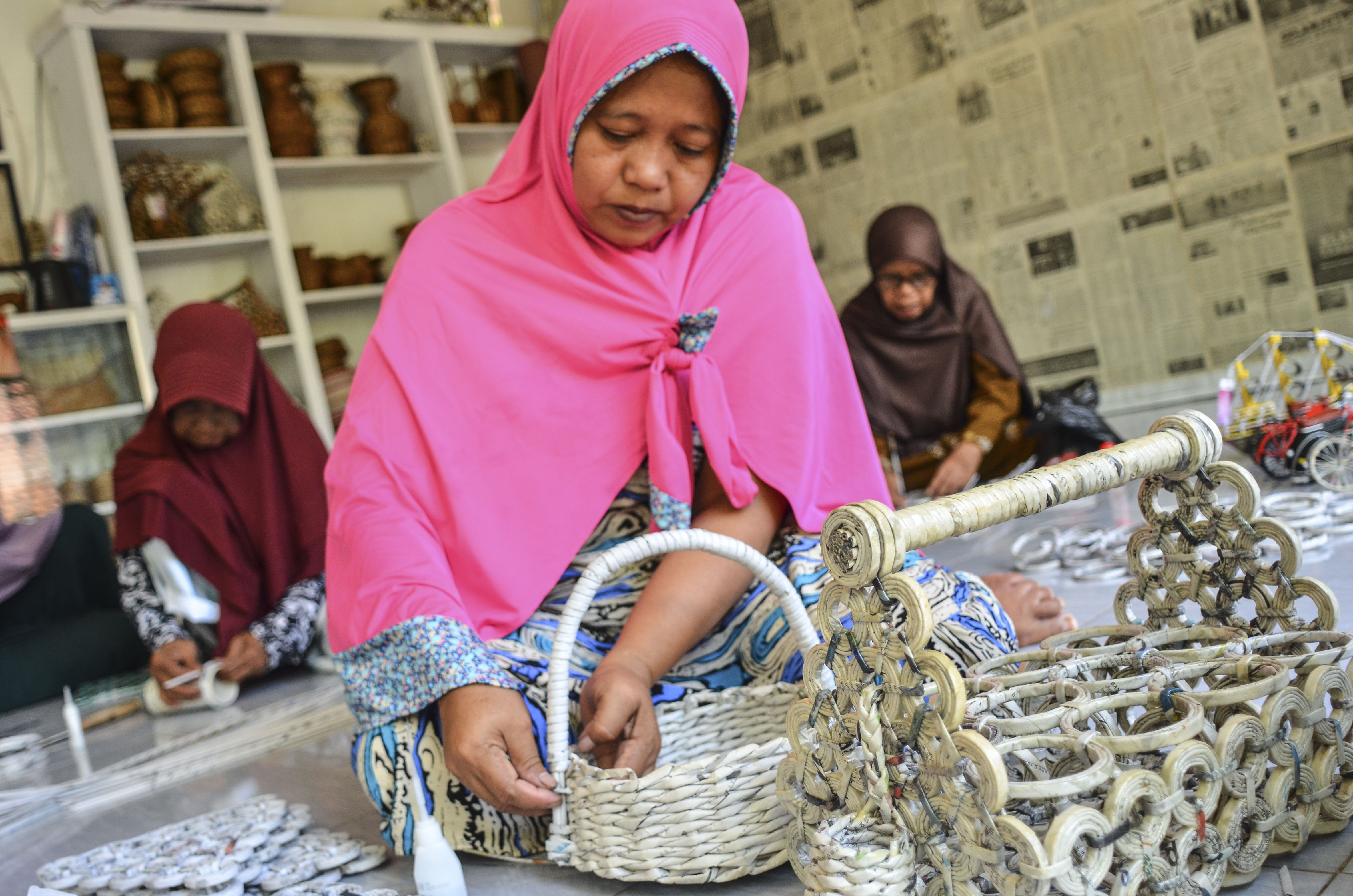 Kerajinan Berbahan Limbah Kertas