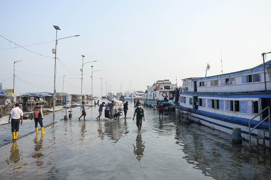 Banjir Rob di Pelabuhan Kali Adem