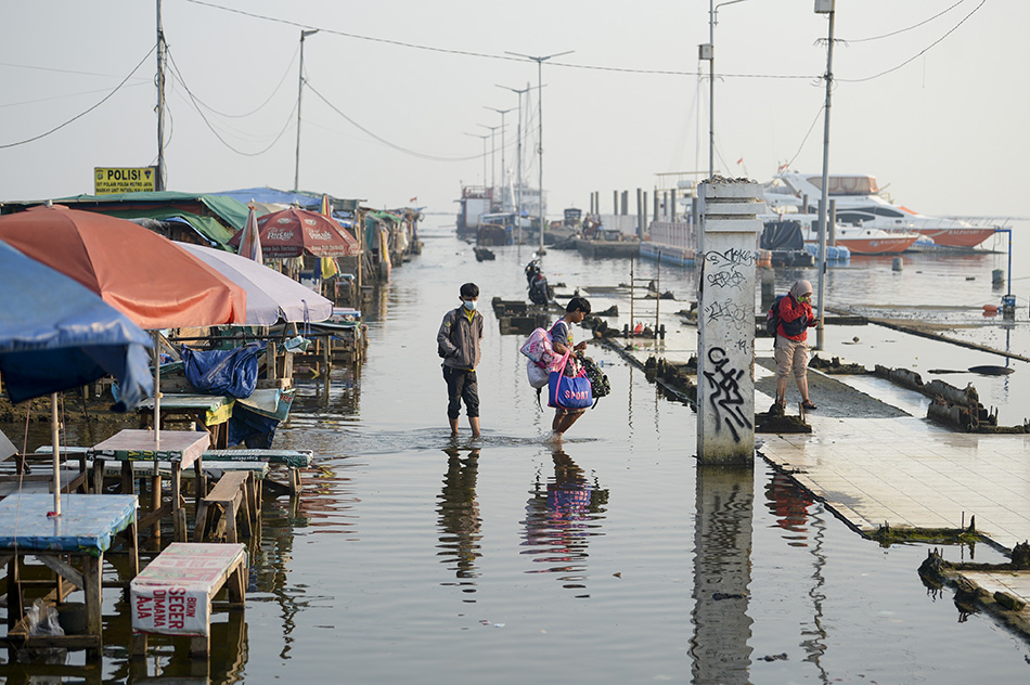 Banjir Rob di Pelabuhan Kali Adem