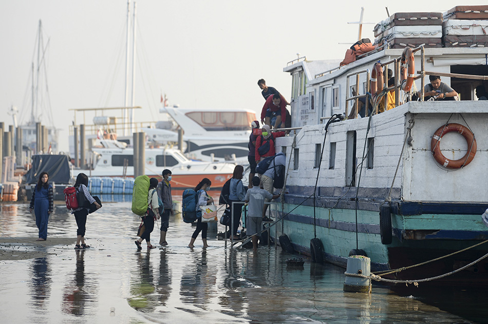Banjir Rob di Pelabuhan Kali Adem