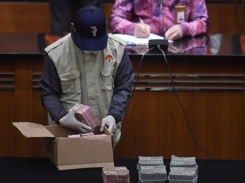 Barang Bukti OTT Wali Kota Bekasi