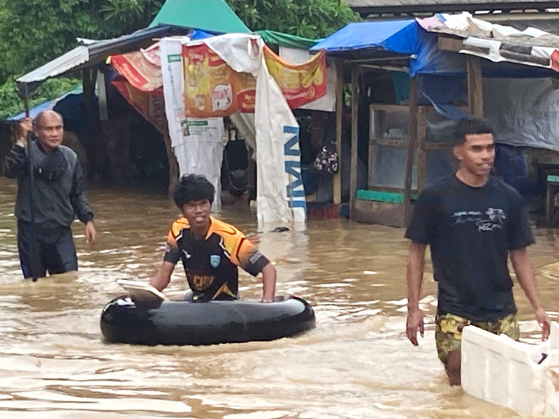 Evakuasi Warga Terjebak Banjir