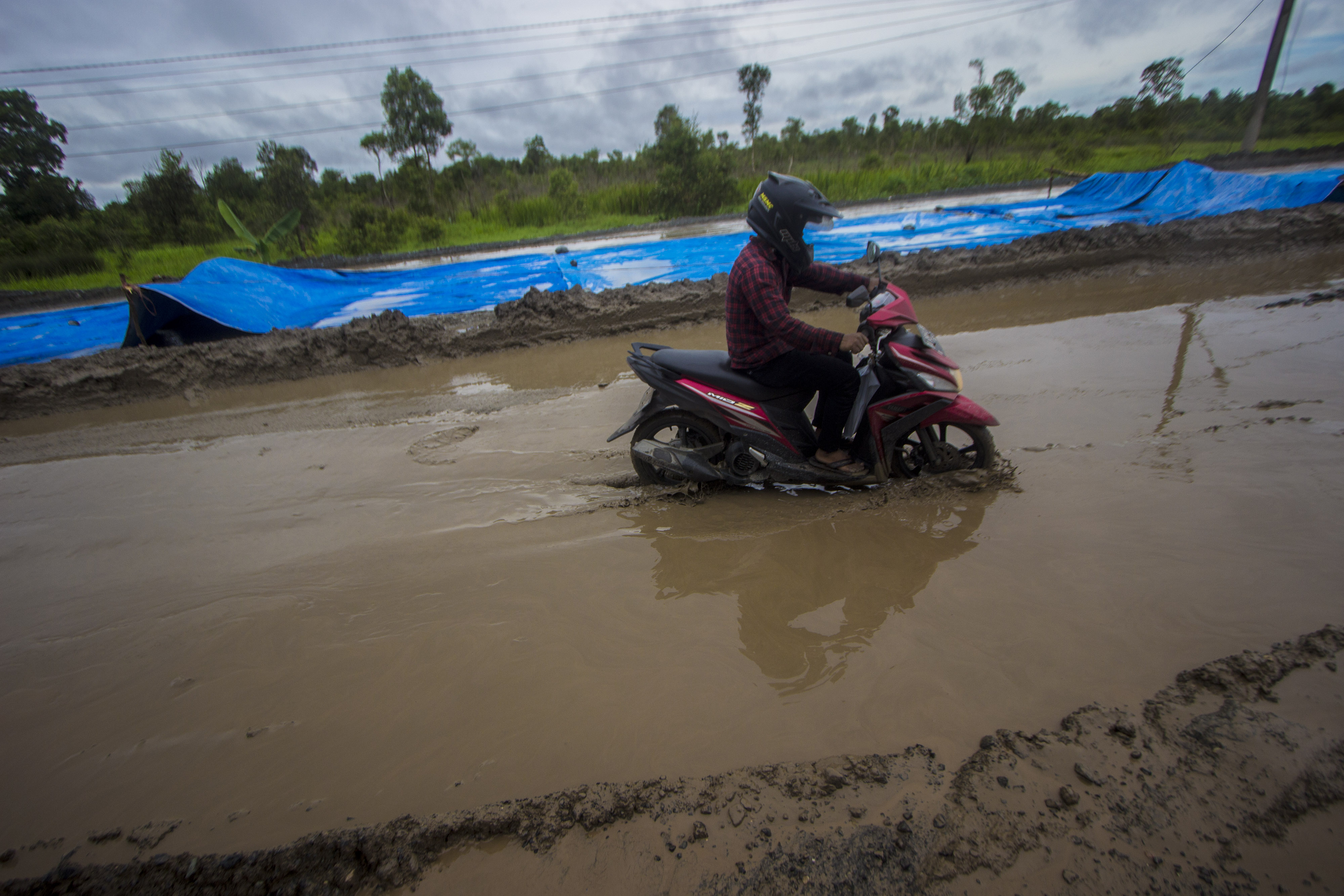 Proyek Jalan Trans Kalimantan Tak Kunjung Selesai