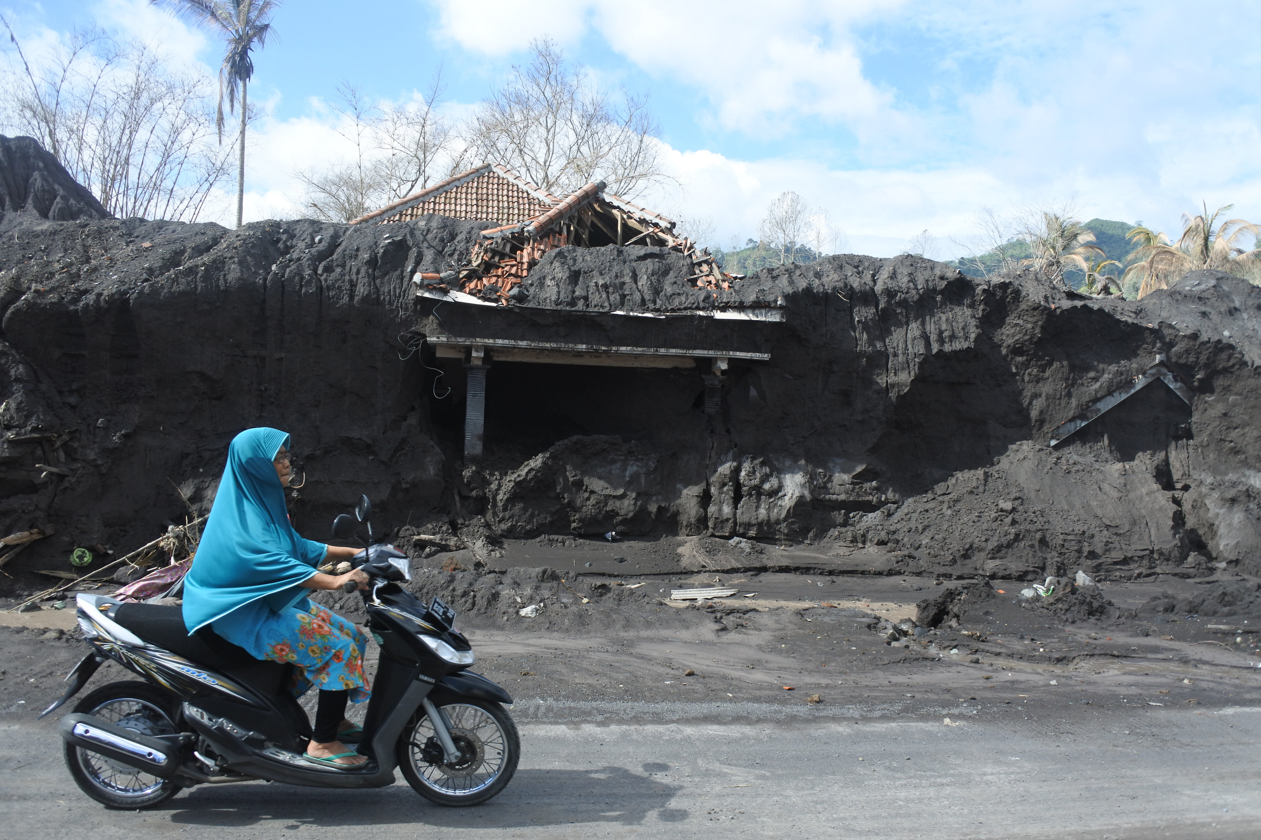 Membersihkan Material Vulkanis Gunung Semeru