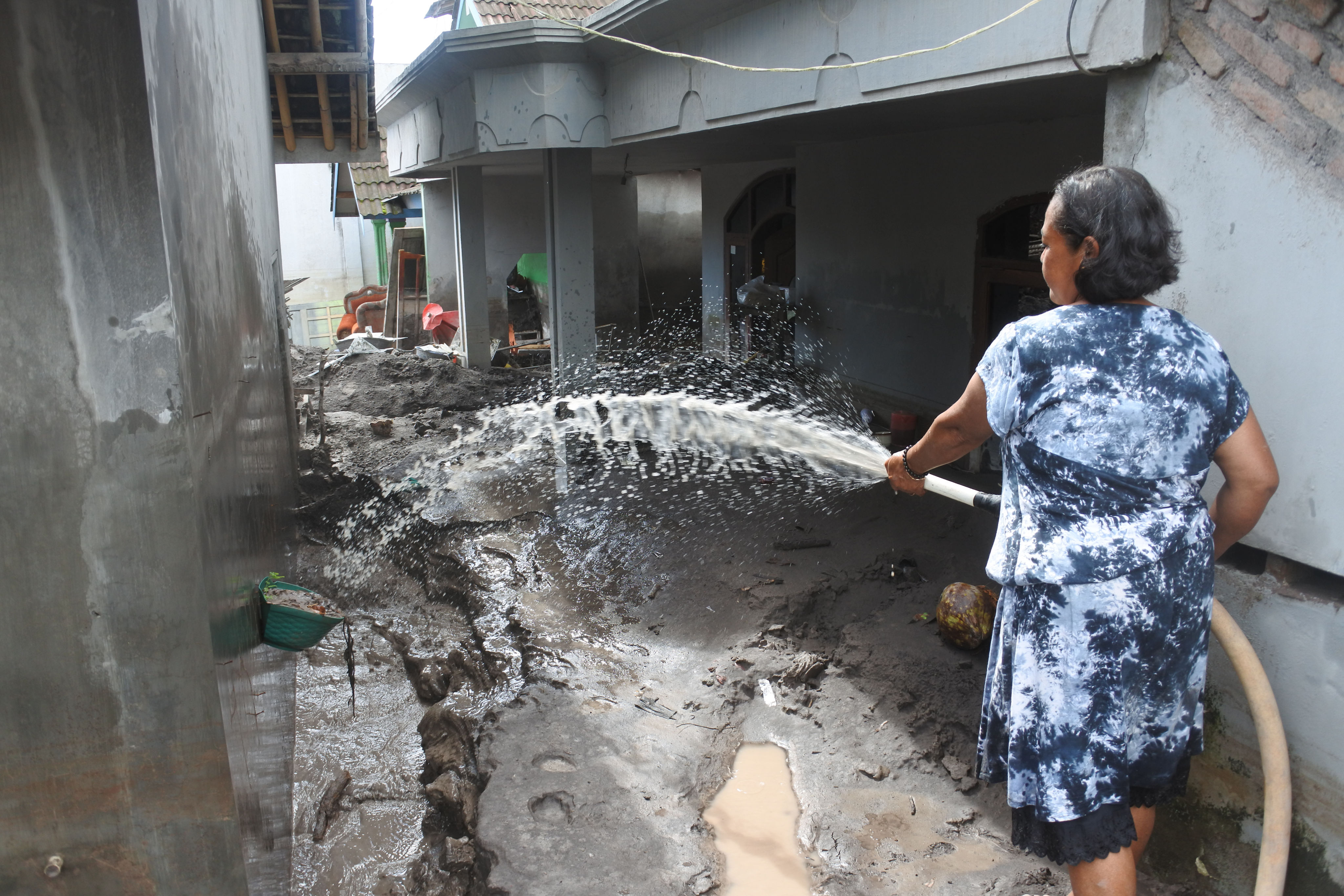 Membersihkan Material Vulkanis Gunung Semeru