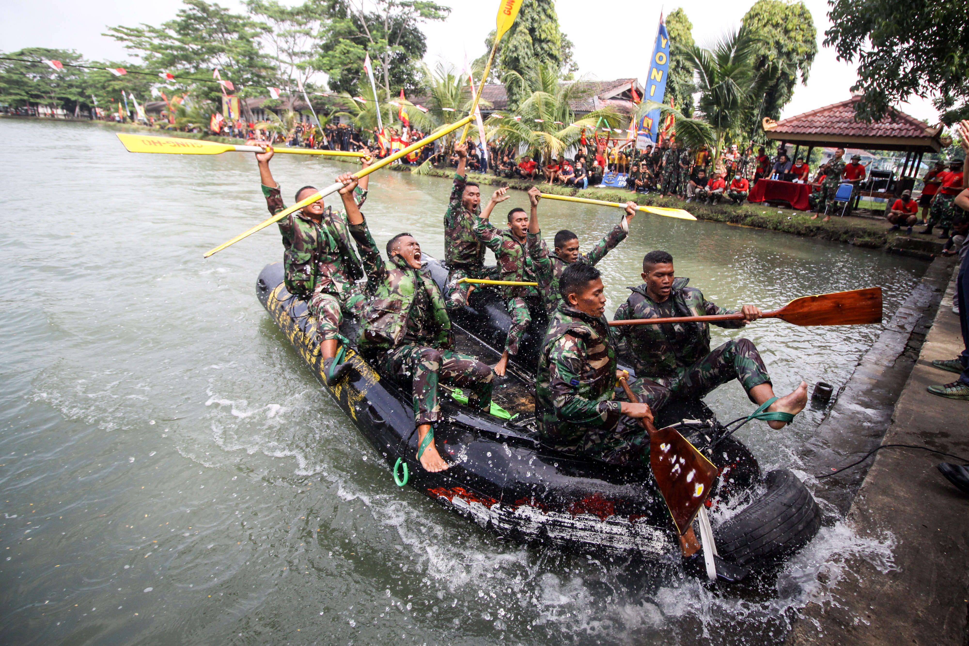 Lomba Dayung Perahu Karet