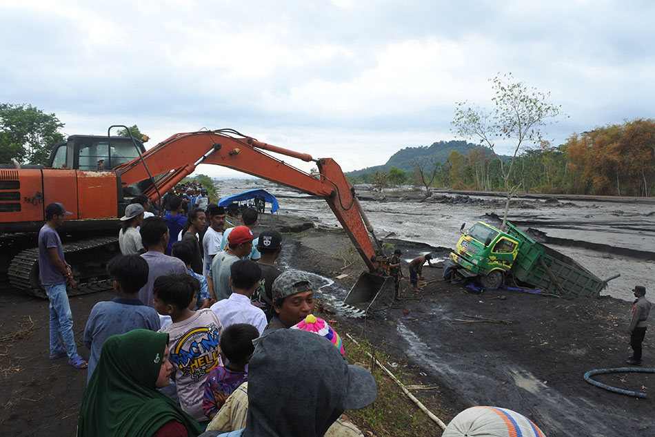 Truk Pasir yang Terseret Lahar Hujan Gunung Semeru