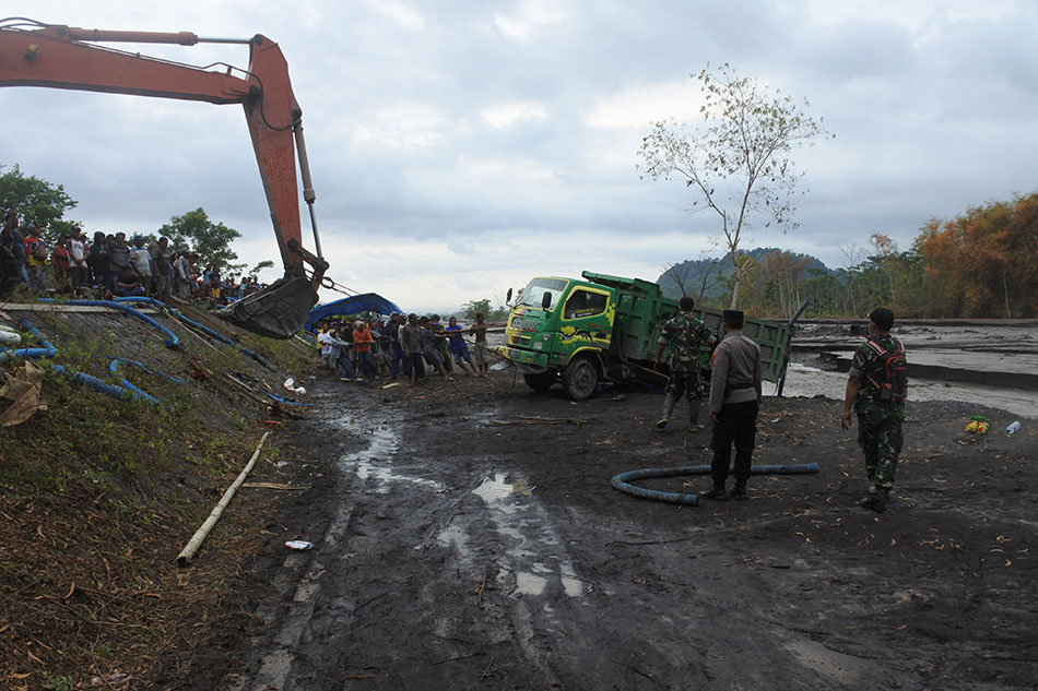 Truk Pasir yang Terseret Lahar Hujan Gunung Semeru
