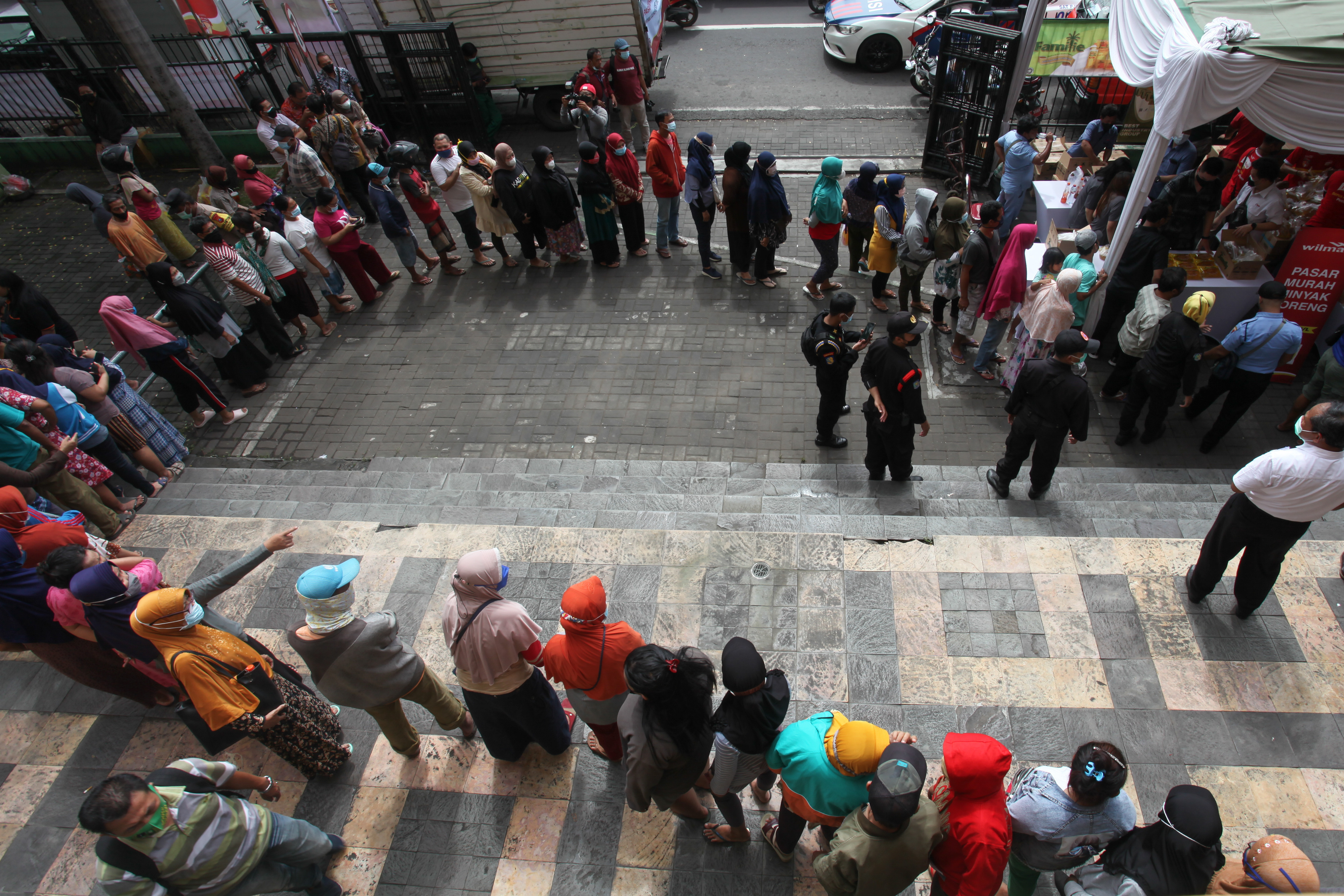 Operasi Pasar  Kebutuhan Pokok Diserbu Warga