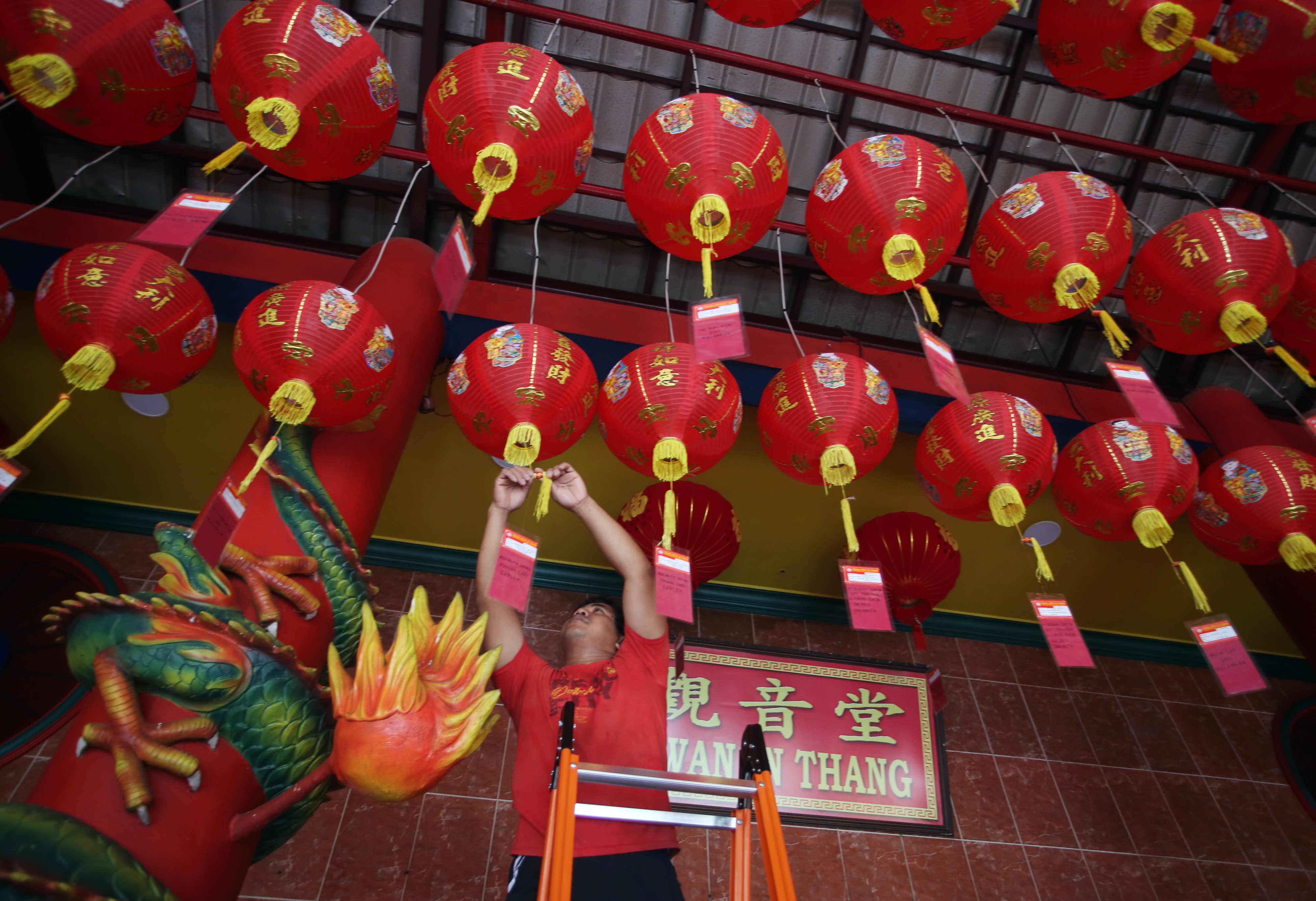 Pemasangan Lampion Jelang Perayaan Imlek