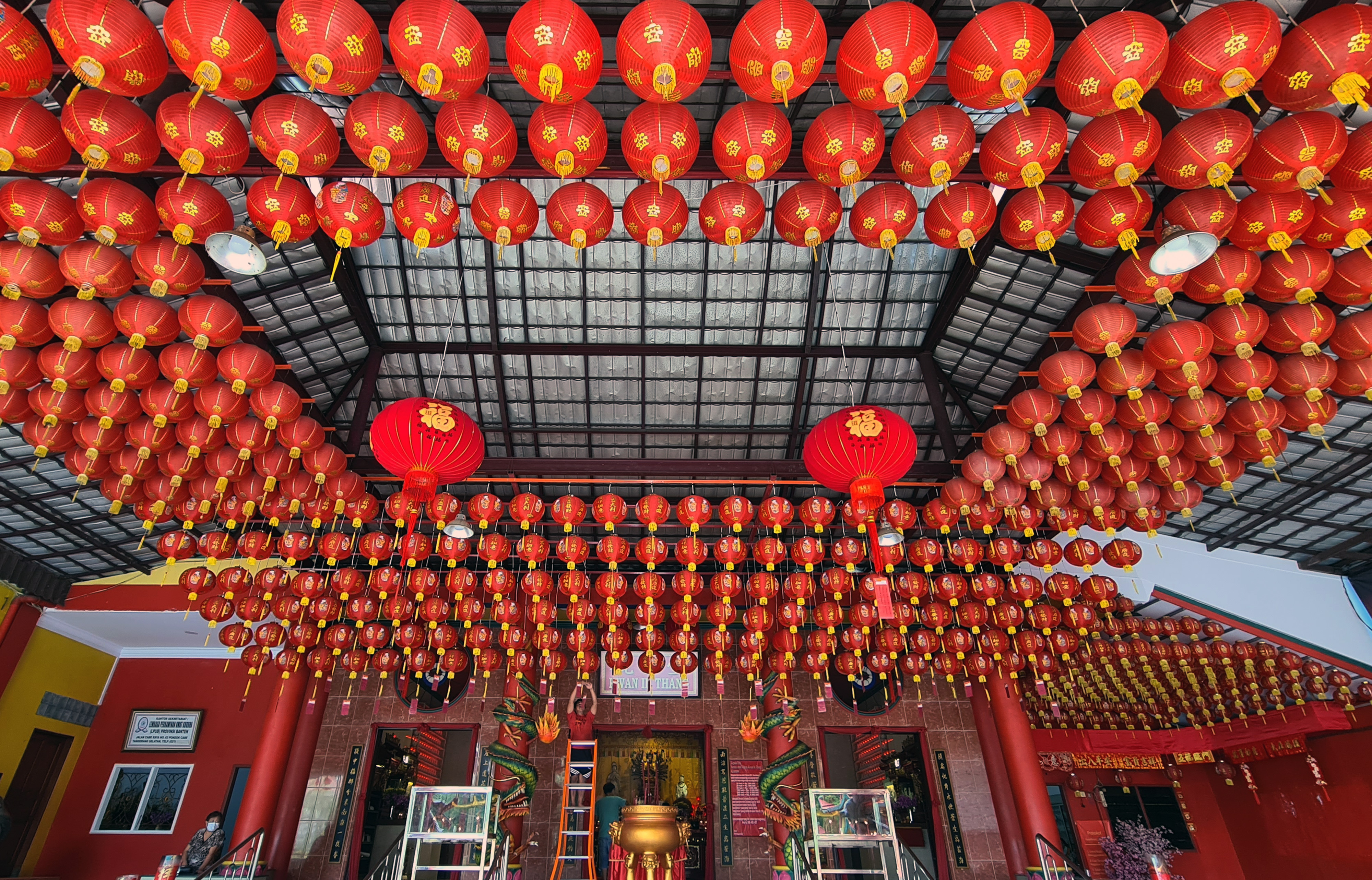 Pemasangan Lampion Jelang Perayaan Imlek