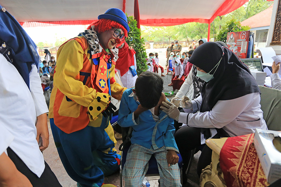 Badut Hibur Peserta Vaksin Anak