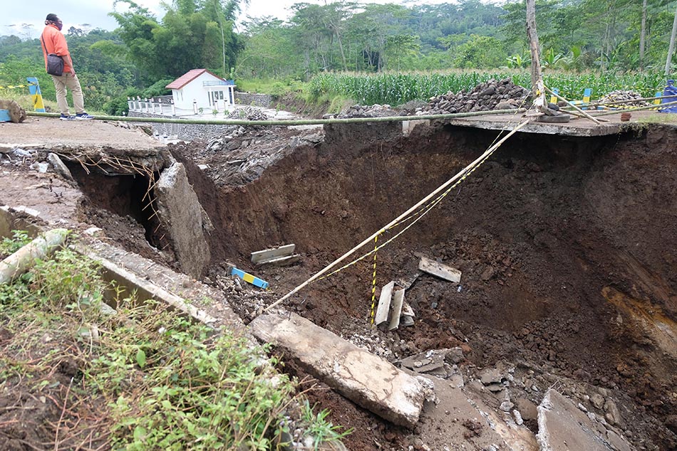 Jembatan Ambruk Diterjang Longsor di Temanggung