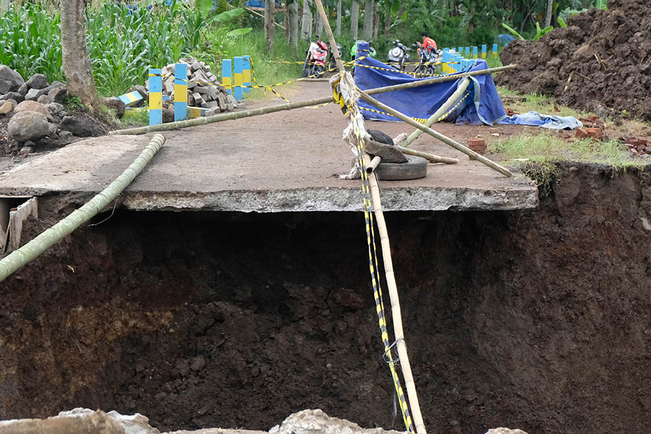 Jembatan Ambruk Diterjang Longsor di Temanggung