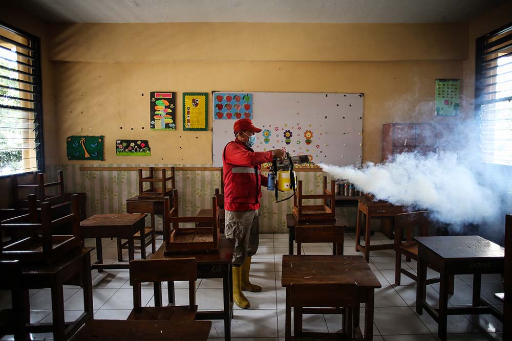 Penyemprotan Disinfektan di Lingkungan Sekolah