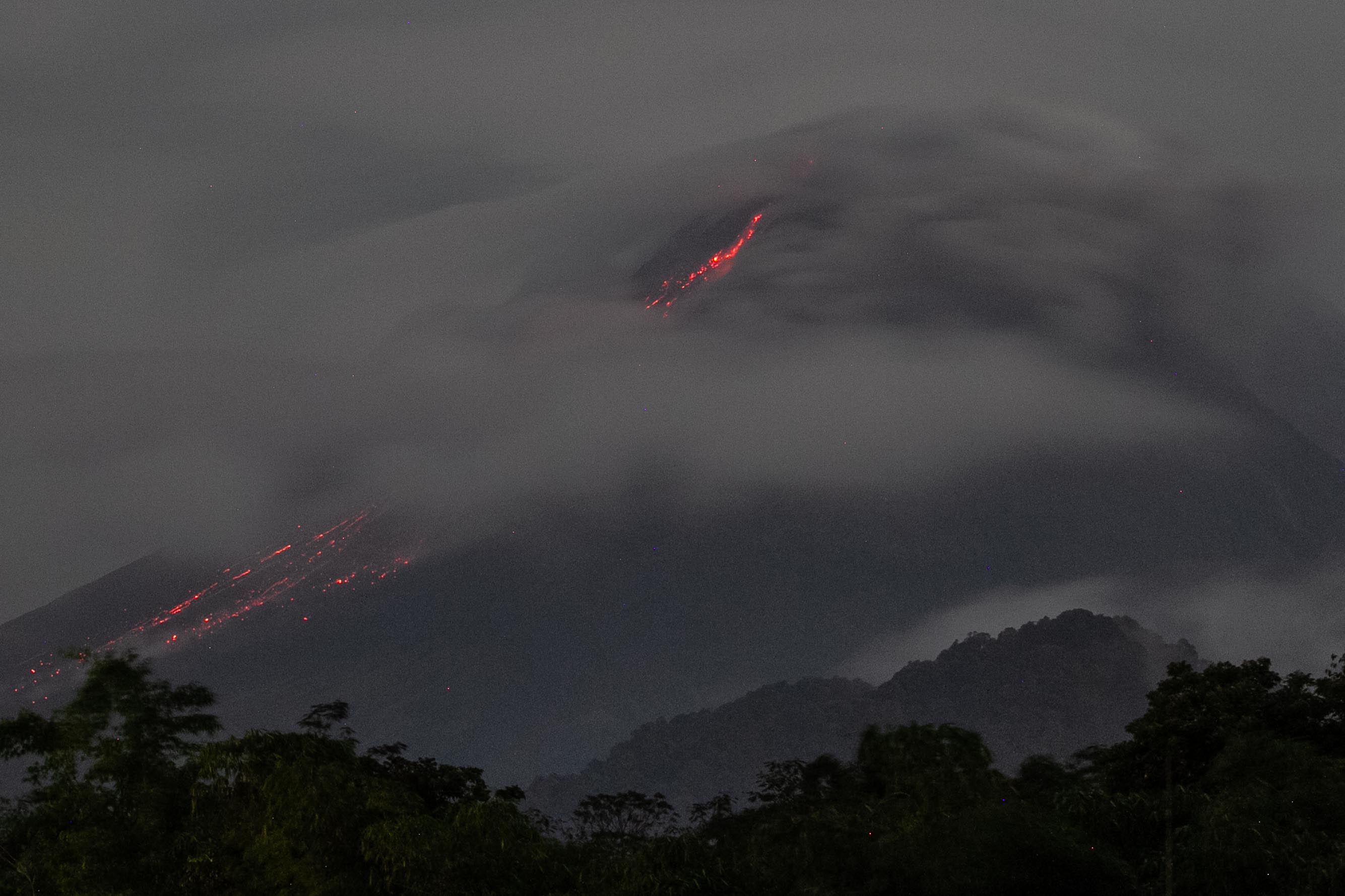 Luncuran Lava Pijar Gunung Merapi