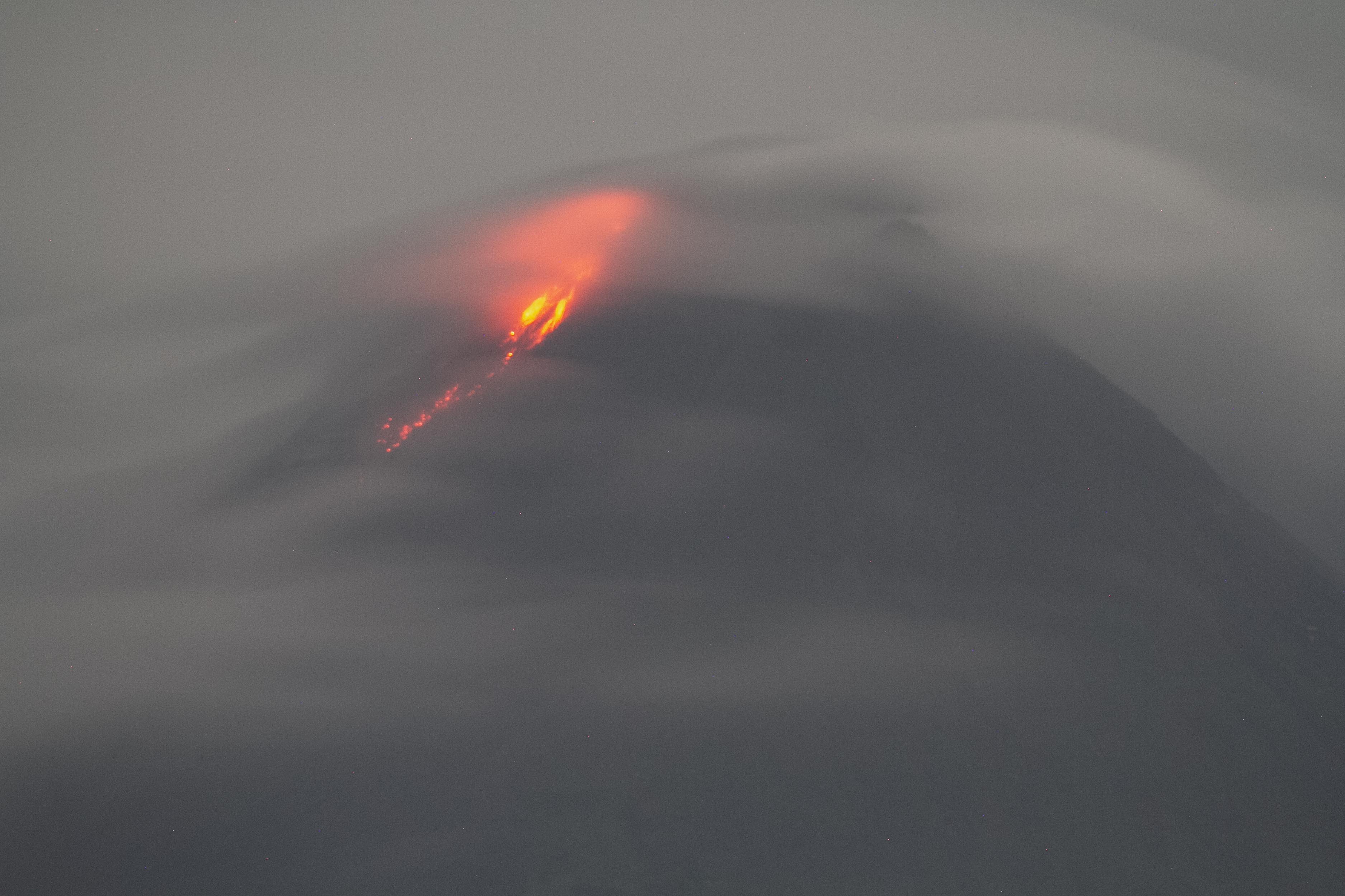 Luncuran Lava Pijar Gunung Merapi