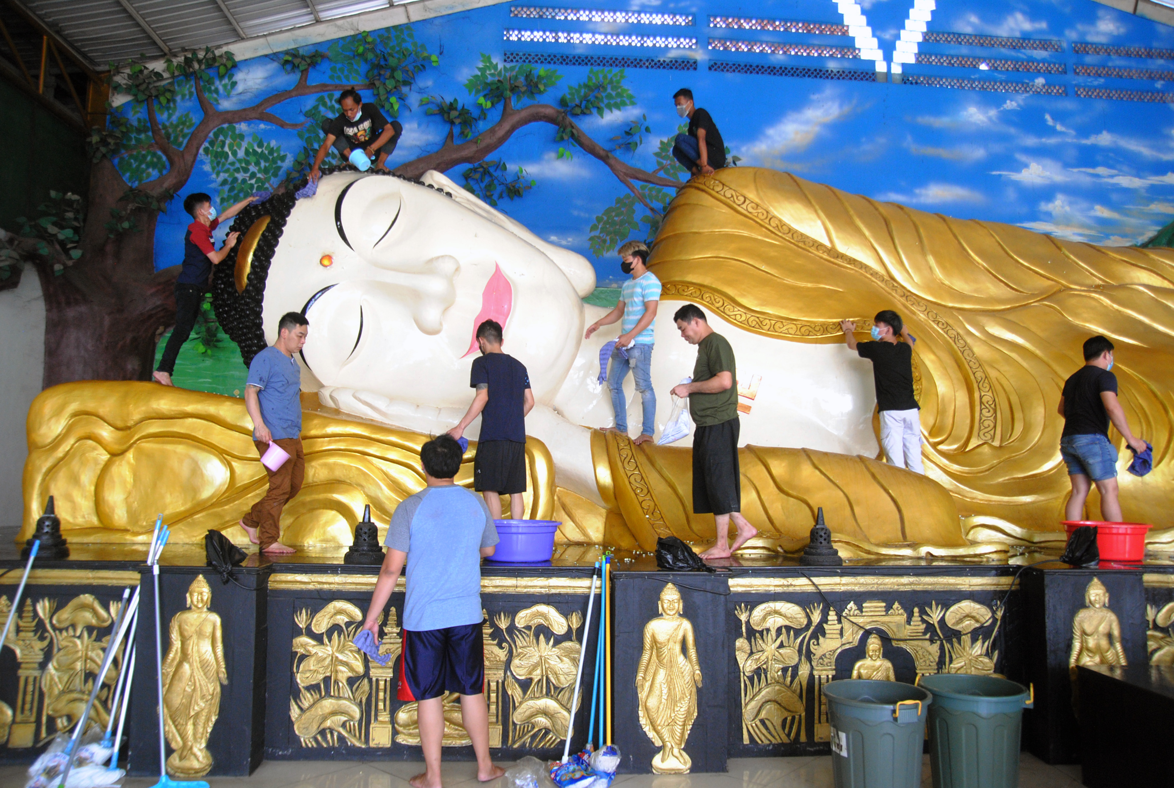 Sambut Imlek Warga Keturunan Tionghoa Mencuci Patung Buddha 