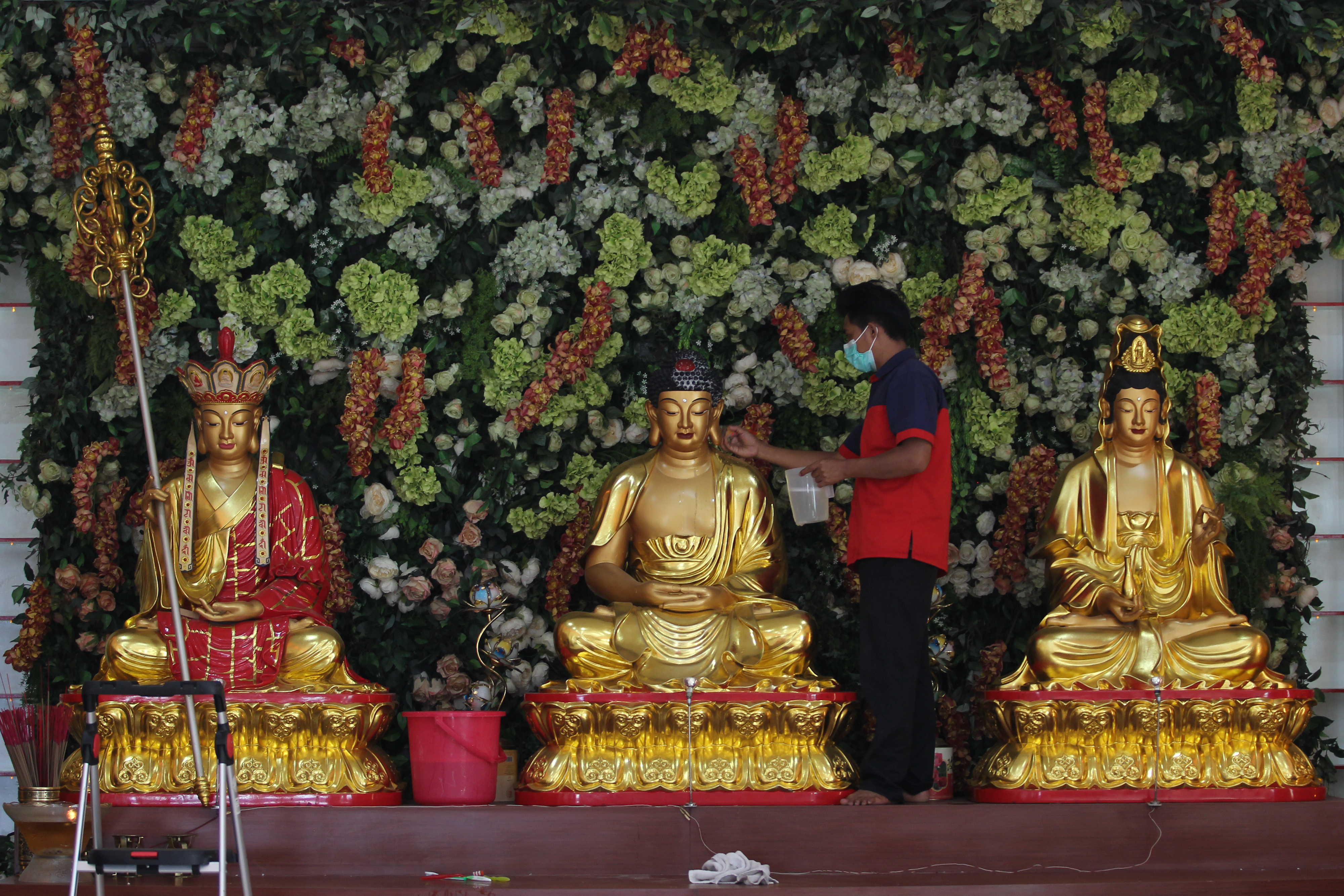 Persiapan Menyambut Tahun Baru Imlek di Surabaya