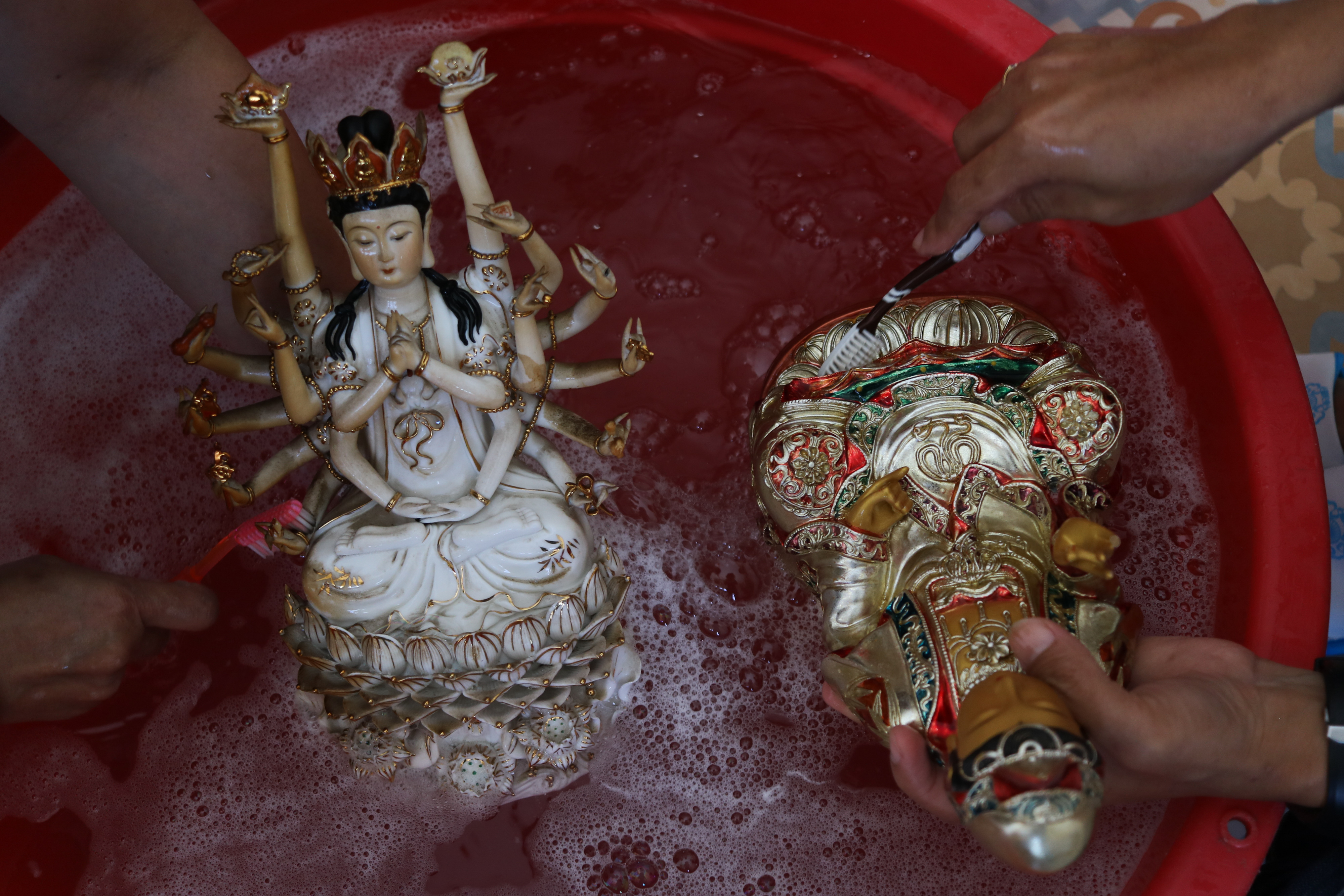 Persiapan Menyambut Tahun Baru Imlek di Surabaya