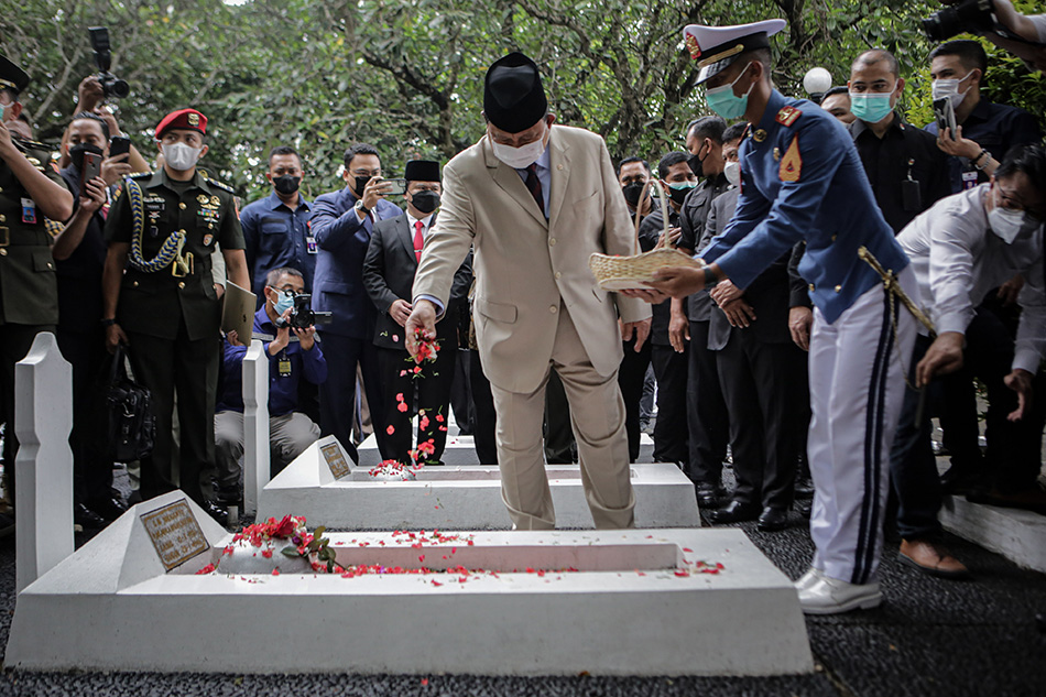 Prabowo Ziarah di TMP Taruna