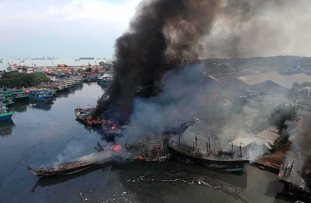 Kapal Terbakar di Pelabuhan Tegal