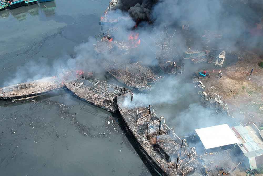 Kapal Terbakar di Pelabuhan Tegal