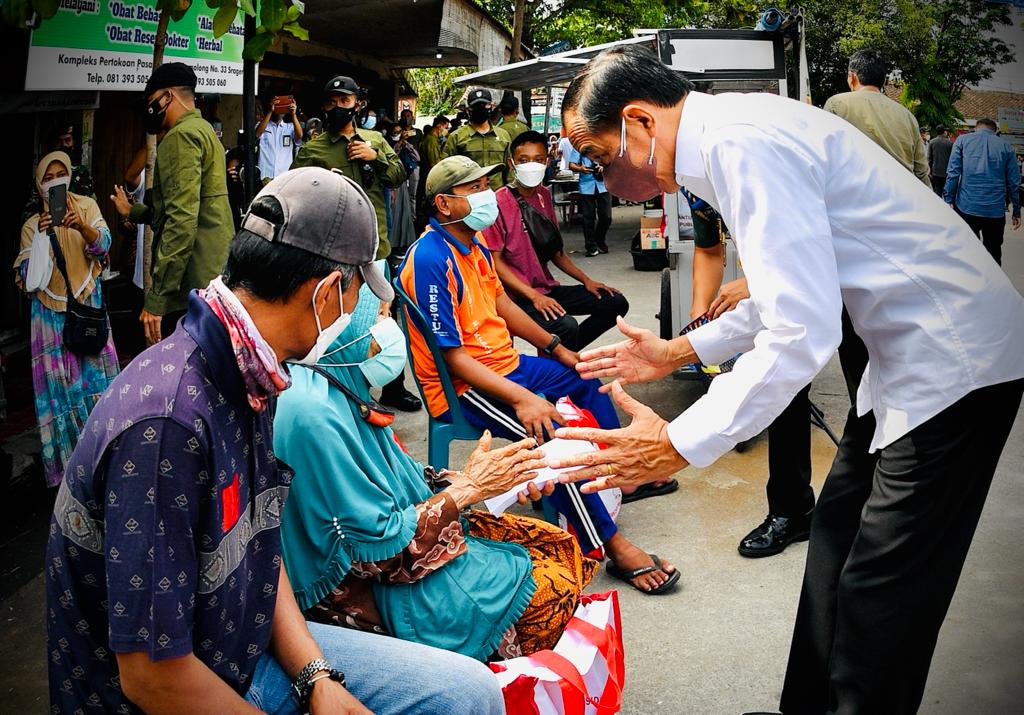 Jokowi Serahkan Bantuan Tunai kepada Pedagang Pasar Gemolong