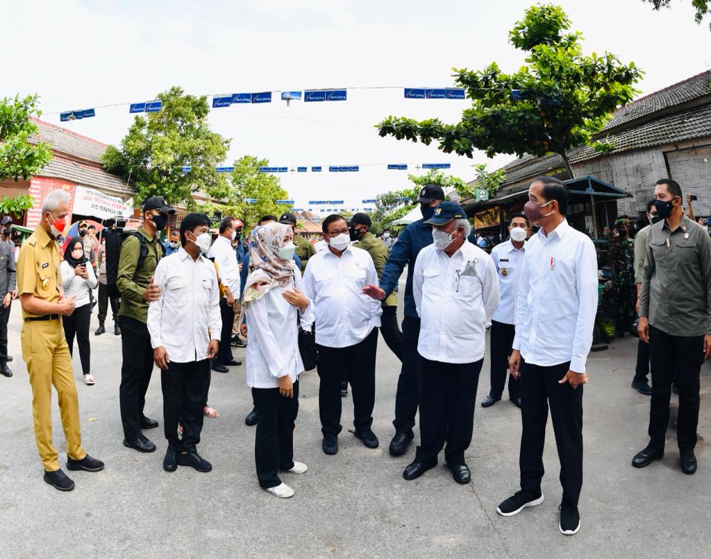 Jokowi Serahkan Bantuan Tunai kepada Pedagang Pasar Gemolong
