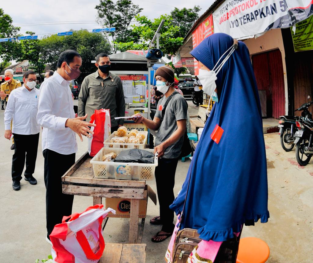 Jokowi Serahkan Bantuan Tunai kepada Pedagang Pasar Gemolong