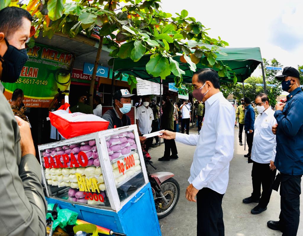 Jokowi Serahkan Bantuan Tunai kepada Pedagang Pasar Gemolong