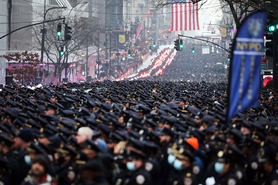 Ribuan Polisi Beri Penghormatan Terakhir Untuk Rivera di New York   