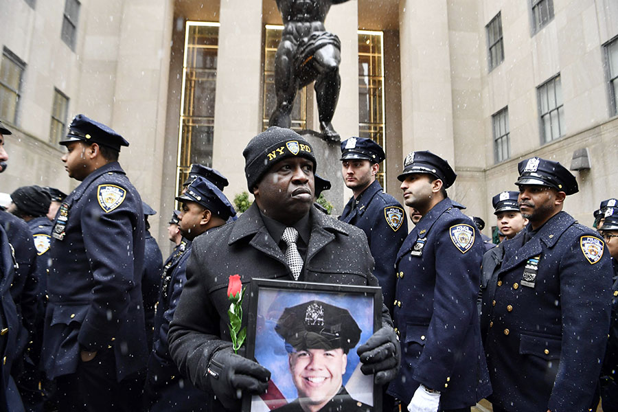 Ribuan Polisi Beri Penghormatan Terakhir Untuk Rivera di New York   