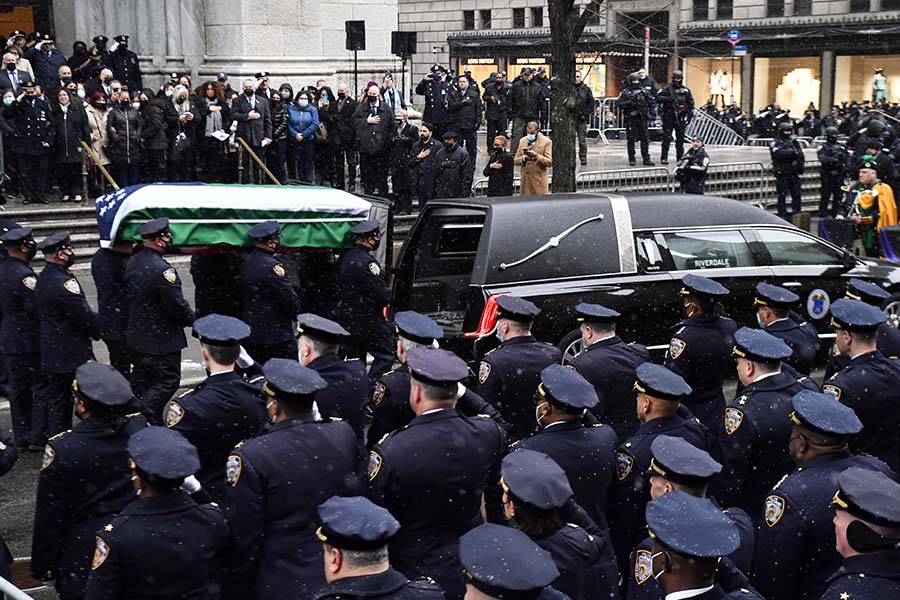 Ribuan Polisi Beri Penghormatan Terakhir Untuk Rivera di New York   