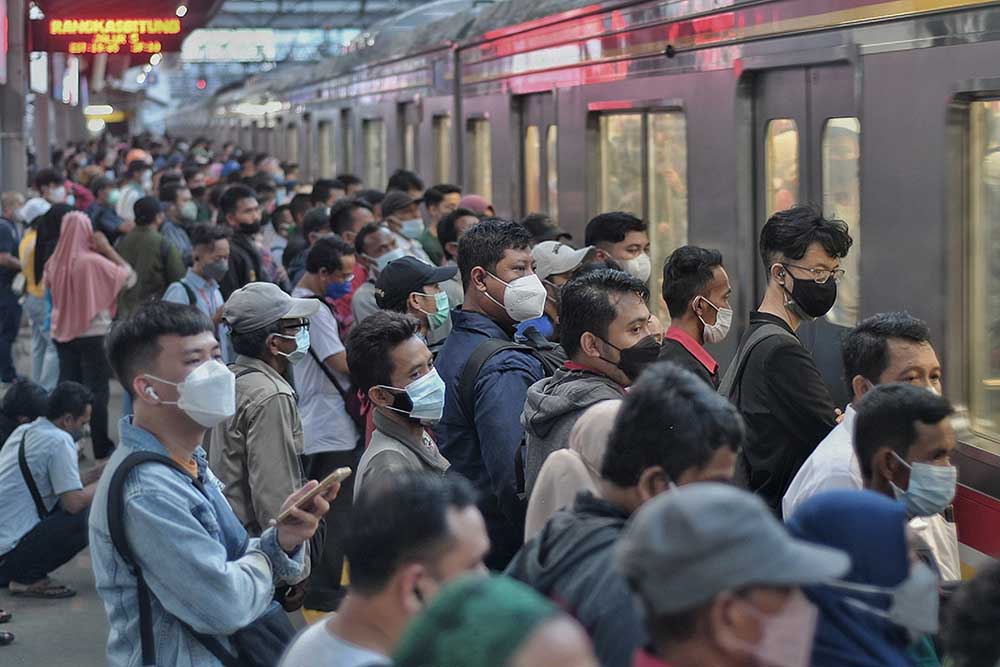 Kepadatan Penumpang di Stasiun Tanah Abang