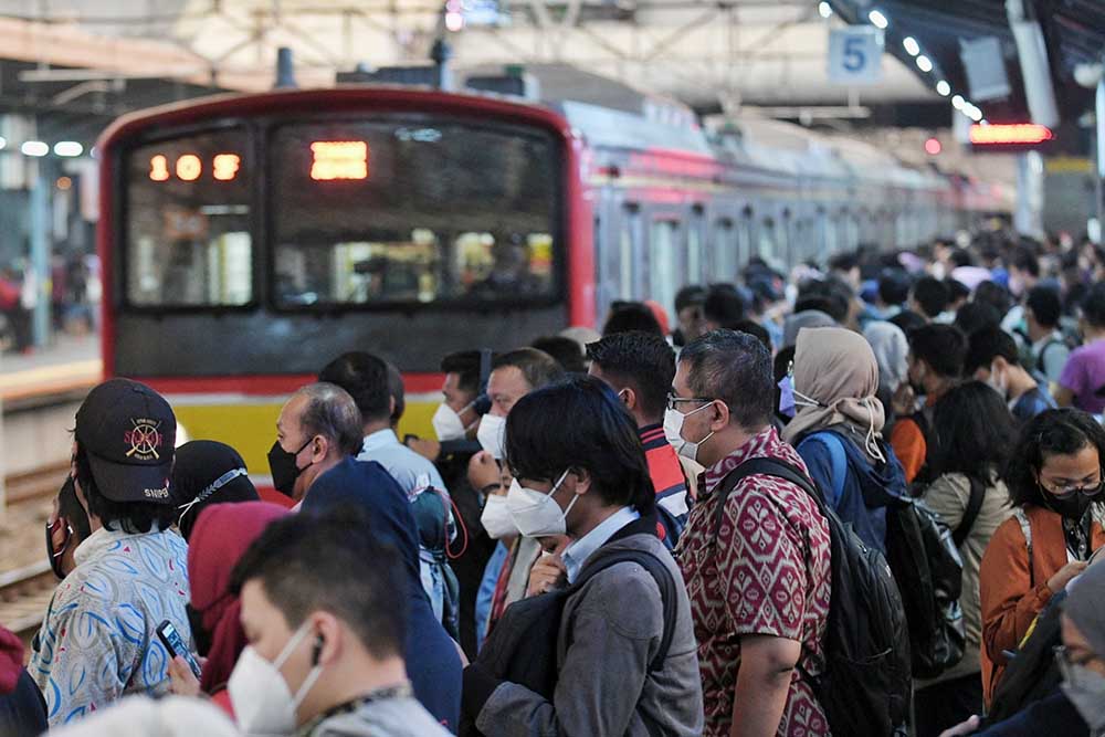 Kepadatan Penumpang di Stasiun Tanah Abang