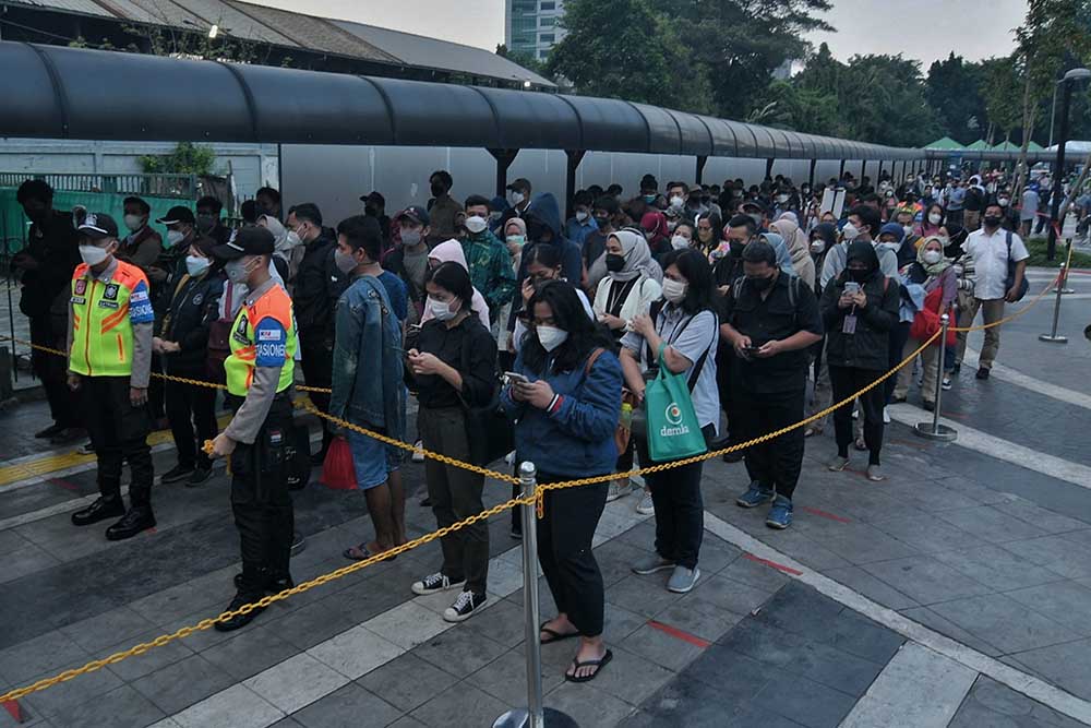 Kepadatan Penumpang di Stasiun Tanah Abang
