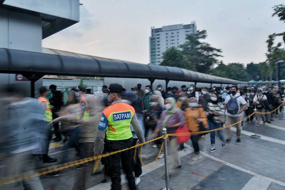 Kepadatan Penumpang di Stasiun Tanah Abang