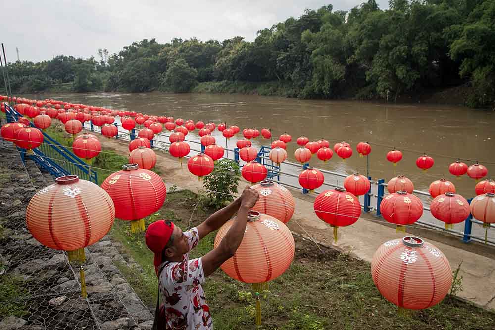 Hamparan Lampion di Tepi Sungai Bengawan Solo