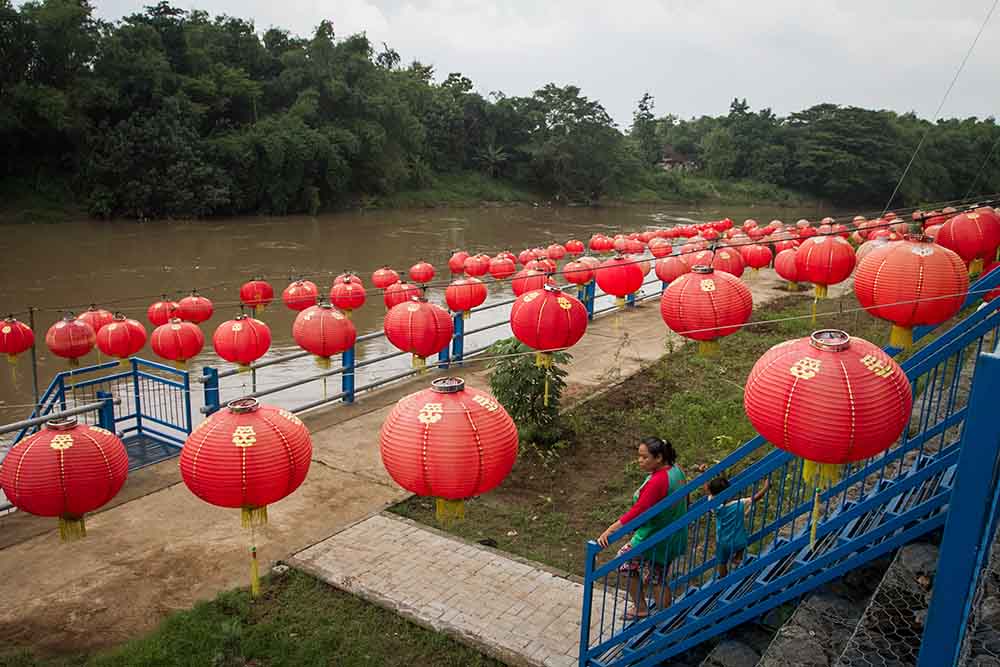 Hamparan Lampion di Tepi Sungai Bengawan Solo