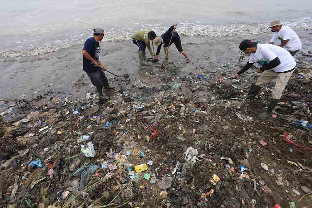 Pembersihan Sampah Pantai