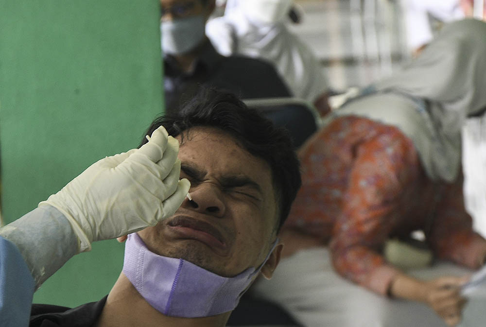 Menjalani Tes Usap PCR Setelah Siswa Terpapar Covid-19