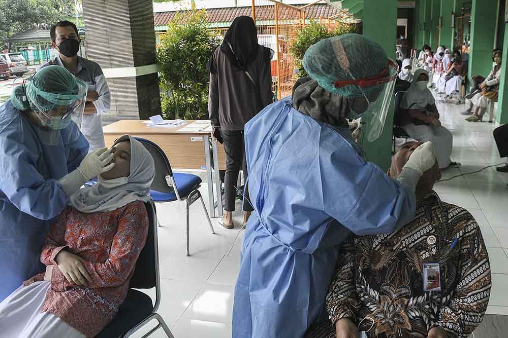 Menjalani Tes Usap PCR Setelah Siswa Terpapar Covid-19