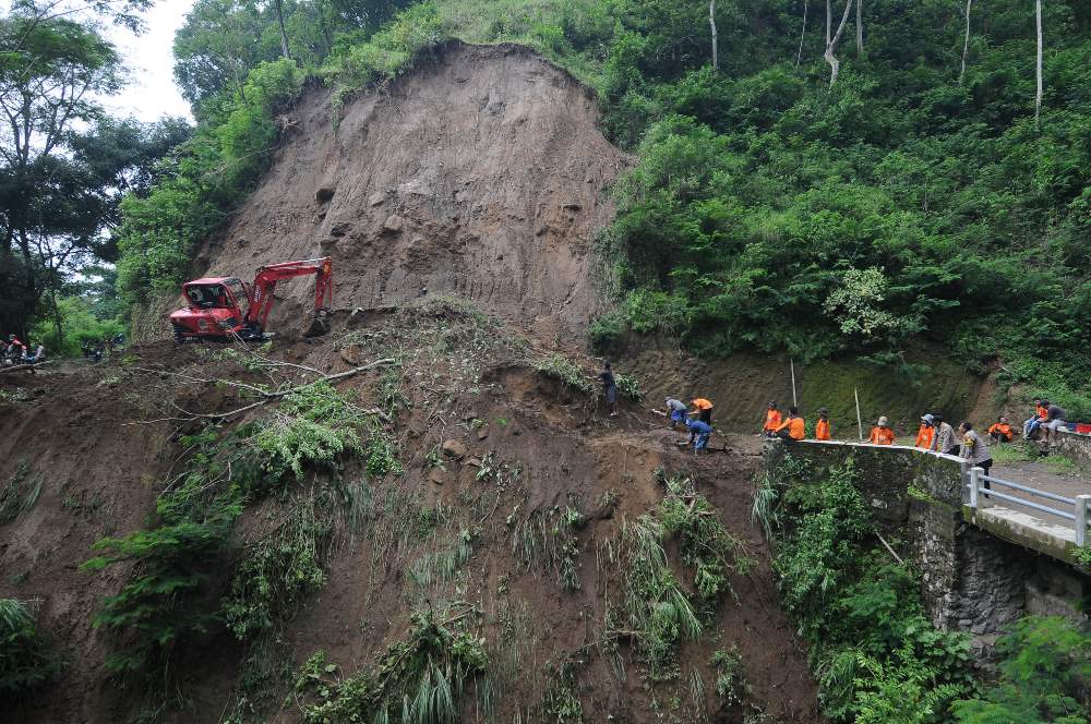 Tanah Longsor Menutupi Akses Jalan di Lereng Merapi