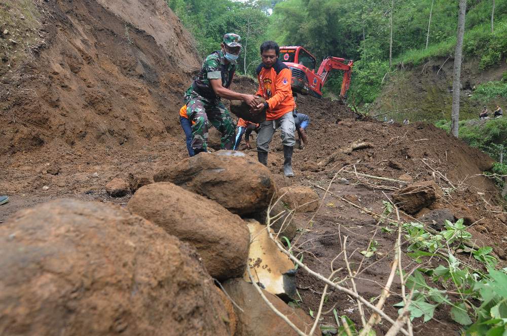 Tanah Longsor Menutupi Akses Jalan di Lereng Merapi