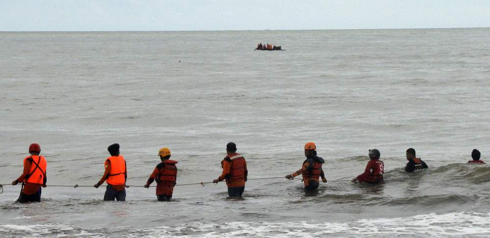 Pencarian Korban Tenggelam di Pantai Wisata Anging Mammiri  Makassar