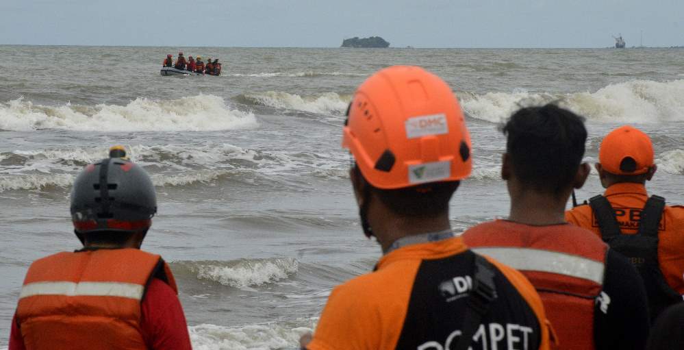 Pencarian Korban Tenggelam di Pantai Wisata Anging Mammiri  Makassar